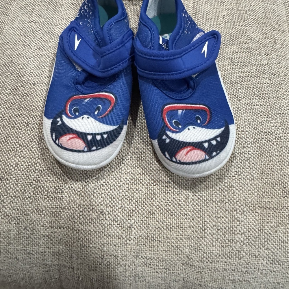 Speedo Shark Surfwalker Water Shoes Size Medium 7/8 Hook‎ and Loop Closure NWT